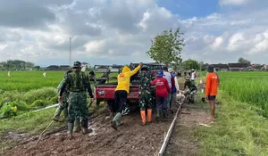 Mobil Pengangkut Material TMMD Terjebak Lumpur, TNI dan Warga Kompak Dorong Bersama