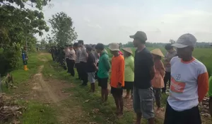 Sinergi TNI-Polri dan Warga Percepat Cor Jalan TMMD di Sragen