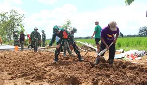 Dansatgas TMMD Sragen Turun Mencangkul di Jalan Becek Desa Puro
