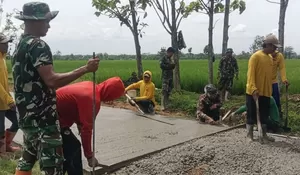 Kejar Waktu Sebelum Hujan, Satgas TMMD Percepat Pengecoran Jalan di Sragen