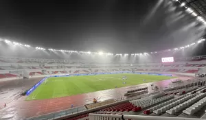 Hujan Disertai Petir, Laga Malut United vs Persis Solo di Stadion Jatidiri Ditunda 30 Menit