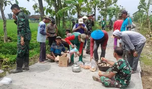 Kebersamaan Satgas TMMD dan Warga Desa Puro Terjalin Hangat di Tengah Pengecoran Jalan