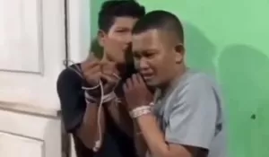 Viral! Dua Terduga Maling Dihukum Warga Gigit Kuping hingga Ciuman