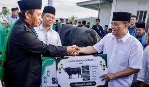 Iduladha di Huntara Tegal, Gubernur Ahmad Luthfi Salat Id Bersama Korban Tanah Bergerak dan Serahkan Sapi Kurban