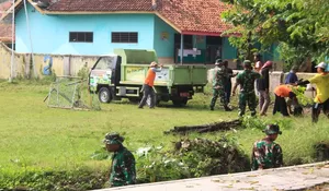 Satgas TMMD Bersihkan Selokan SDN 2 Plumbungan Sragen