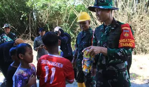 Dansatgas TMMD Sragen Bagikan Snack ke Anak-anak di Desa Puro