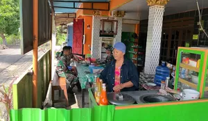 Anggota Satgas TMMD 128 Dorong UMKM Lokal, Warung Mie Ayam Bu Partini Jadi Langganan Prajurit