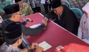 Viral! Cinta Tak Kenal Umur, Pemuda 25 Tahun Mantap Nikahi Perempuan 63 Tahun
