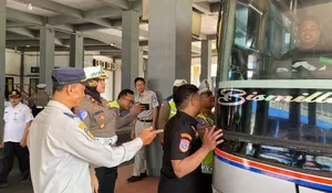 Sambut Hari Bhayangkara ke-80, Satlantas Polresta Surakarta Gelar Ramp Check Bus di Terminal Tirtonadi