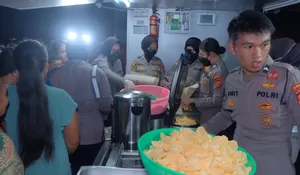Banjir Naik Dua Meter, Negara Datang Lewat Panci: Dapur Lapangan Polda Jabar Turun ke Karangligar