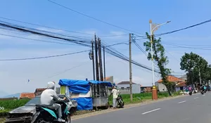 Pemasangan Tiang dan Kabel Internet di Seluruh Garut Ilegal, PAD Sirna ?