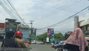 Setelah Muncul Dugaan Gratifikasi Pengadaan PJU, Salah Satu Dosen STAINUS Garut Minta Bupati Tertibkan Tiang dan Kabel Internet