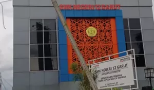 Bambu Tua Jadi Penopang Puluhan Kabel Internet di Gerbang SMKN 12 Garut Warga Minta Pemkab Bertindak Tegas