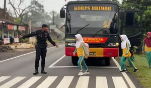 Brimob Turun Jadi Sopir Bus Gratis Menyelamatkan Pelajar dari Ongkos dan Janji