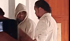 Dikawal Ketat Aparat, Piche Kota Bersembunyi di Balik Hoodie Saat Tiba di Mapolres Belu