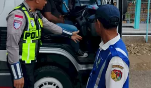 Pastikan Keselamatan Lintas Batas, Sat Lantas Polres Belu Gelar Ramp Check Bus Kupang-Dili