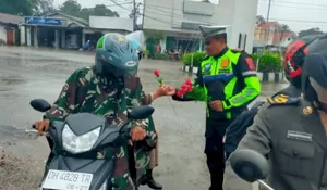 Ada Cinta di Simpang Lima: Polisi Belu Rayakan Valentine dengan Edukasi Keselamatan