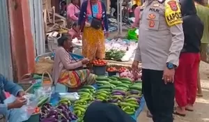 Blusukan ke Lapak Pedagang, Kapolsek Tasbar Pastikan Hari Pasar Halilulik Bebas Kriminal