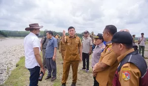 Turun Langsung ke Kali Baukama, Willy Lay Perintahkan BPBD Bangun Penahan Permanen