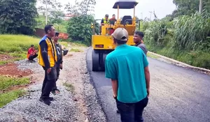 Meski Terkendala Cuaca dan Kelangkaan Material, Pemkab Purwakarta Pastikan Pembangunan Jalan Selesai di Akhir Tahun Ini