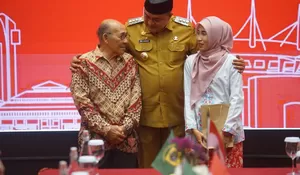 Dua Tokoh Inspiratif Terima Penghargaan dari Bupati Bogor, Rudy Susmanto Bagikan Hadiah Umroh