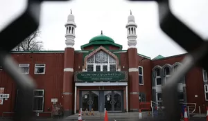 Tarawih Berubah Mencekam: Pria Bersenjata Kapak Ditangkap di Masjid Pusat Manchester