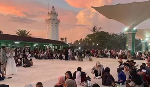 Liburan Lebaran: Wisata Religi Banten Lama Dipadati Peziarah