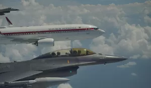 Momen Gagah Pesawat Kepresidenan Dikawal Jet Tempur F-16 dan T-50 Golden Eagle