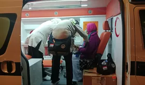 Tim Dokter PPIH Daker Bandara Gercep Berikan Pertolongan Melihat Jemaah Asal Jakarta Sesak Nafas Saat Tiba di Bandara AMAA