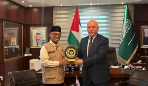 Wamenhaj Dahnil Serahkan Simbolis Paket Daging Dam Jemaah Haji Indonesia untuk Rakyat Palestina