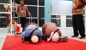 Penuh Haru, Jemaah Haji Kloter SOC-01 Sujud Syukur Setibanya di Tanah Air