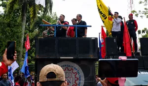 Temui Massa Aksi, Plt Bupati Bekasi Siap Kawal Tuntutan Buruh, dari PHI hingga Day Care