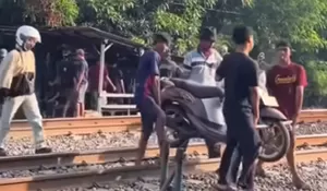 Demi Cepat Sampai, Warga Cikarang Barat Rela Bayar Rp5 Ribu buat Angkat Motor Sebrangi Rel