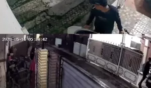 Aksi Maling Motor di Jatiwaringin Terekam CCTV, Honda PCX Putih Raib dari Teras Rumah