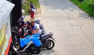 Terekam CCTV! Bawa Istri dan Dua Anak, Pria Bertopi Nekat Curi Kantong Belanja Emak-emak di Toko Grosir Tambun