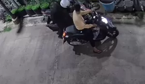  Terekam CCTV, Dua Maling Motor Gondol Honda Vario di Rawalumbu Bekasi