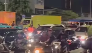 Diduga Berebut Jalan, Dua Mobil Bikin Arus Lalu Lintas Bulak Kapal Bekasi Macet Parah