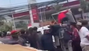 Diduga Ditabrak Truk, Dua Mobil Adu Banteng di Depan SPBU Tambun, Satu Terbalik