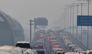 Warga Serbu Jalur Wisata saat Long Weekend, Tol Arah Puncak dan Bandung Padat Merayap