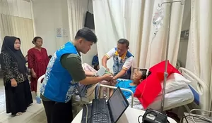 Mantap! Layanan Jemput Bola Adminduk Cikarang Pusat Permudah Pasien Urus e-KTP