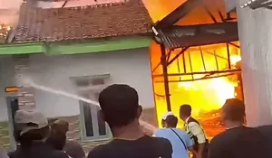 Gudang Limbah Tekstil di Cikarang Barat Ludes Terbakar, 7 Rumah Warga Ikut Hangus