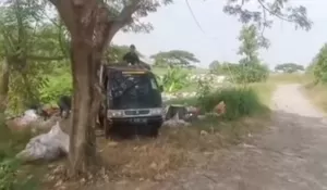 Terekam Video, Mobil Pikap Diduga Buang Sampah Sembarangan di Kampung Penganson Bekasi