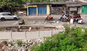 Minim Penerangan dan Banyak Titik Ambles, Jalur Kali CBL Bikin Pengendara Waswas
