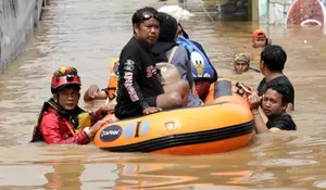 Proses Evakuasi Sulit, Bocah 2 Tahun yang Terseret Arus Kali Ciliwung Ditemukan Meninggal Dekat Rumahnya