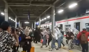 Detik-detik Insiden KA Argo Bromo Tabrak KRL di Stasiun Bekasi Timur ,Terekam Jelas pada Siaran Live YouTuber dalam Kereta