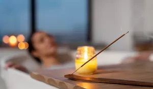 Sering Dikaitkan dengan Air Ketuban, Benarkah Ibu Hamil Tidak Boleh Mandi Malam Hari?