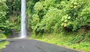 Gak Perlu Cape Trekking Buat Menikmati Pesonanya, Intip Air Terjun di Cianjur yang Lokasinya Persis Berada di Pinggir Jalan