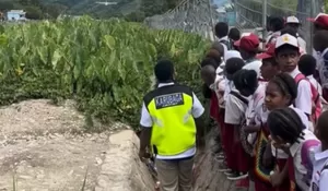 Viral Anak-anak SD di Papua yang Harus Tunggu Pesawat Melintas demi Bisa Menyebrang ke Sekolah