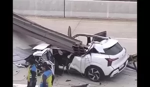 Viral Kecelakaan Truk Pengangkut Baja dan Minibus di Tol Depok-Antasari, Bagian Depan Ringsek Tak Berbentuk