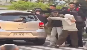 Viral Mobil Ibu-ibu Dirusak Massa Berpakaian Serba Hitam Saat Aksi May Day di Makassar 